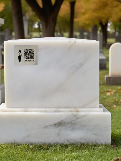 Плакат с QR-кодом и изображением свечи, на котором написано 'СКАНИРУЙ, ЧТОБЫ ВСПОМНИТЬ